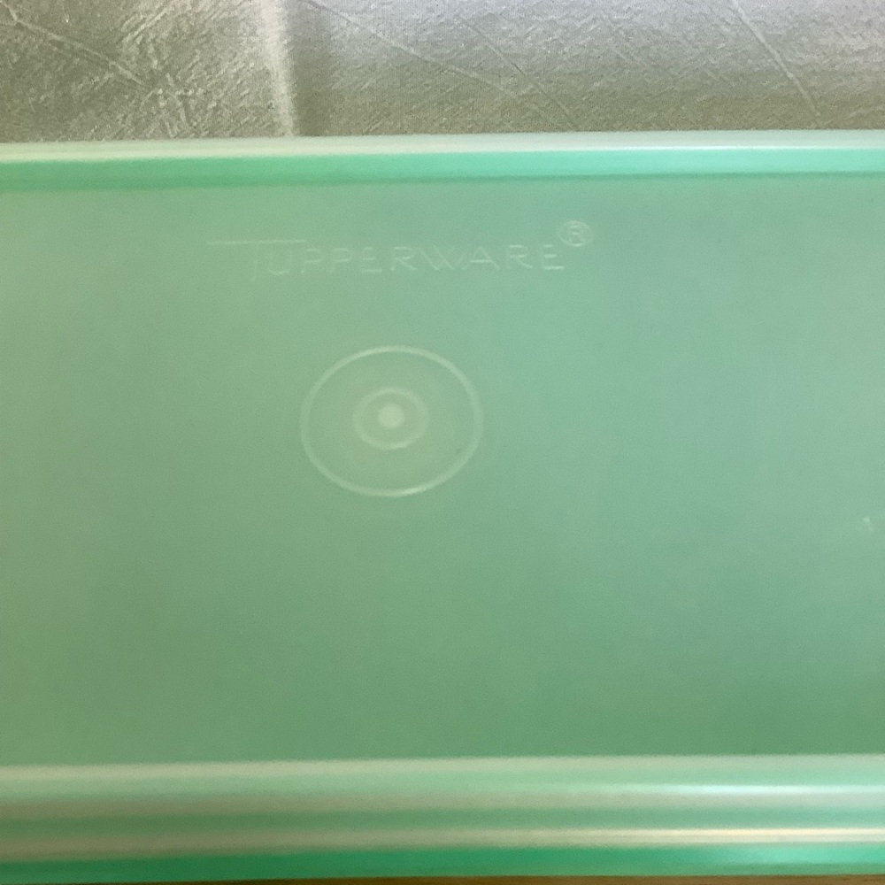 Tupperware Green Rectangular Celery / Vegetable Storage Container - Picture 5 of 5